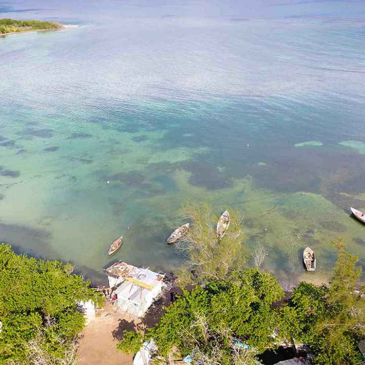 An overhead photograph of the ocean, dotted with boats.